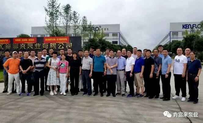 与会人员在遵义西安笑宇在线影视制作有限公司有限公司大门口合影留念